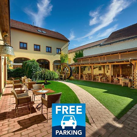 Hotel Selsky Dvur - Bohemian Village Courtyard Prague Exterior photo