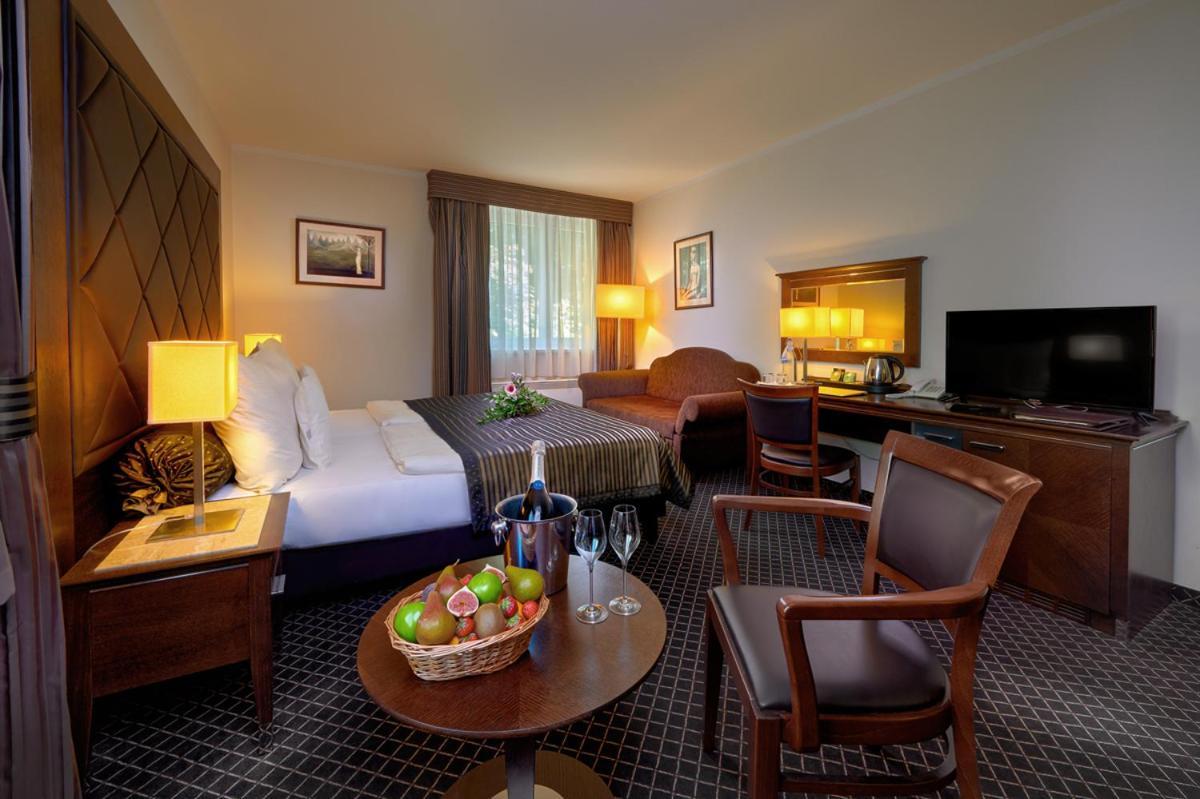 Hotel Selsky Dvur - Bohemian Village Courtyard Prague Exterior photo