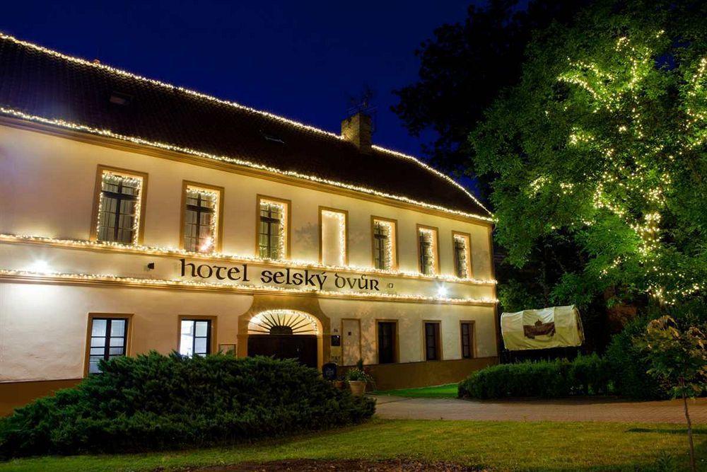 Hotel Selsky Dvur - Bohemian Village Courtyard Prague Exterior photo