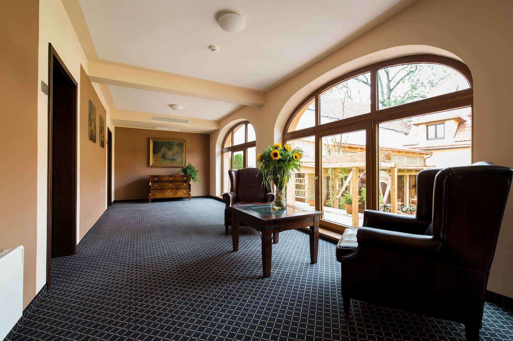 Hotel Selsky Dvur - Bohemian Village Courtyard Prague Interior photo