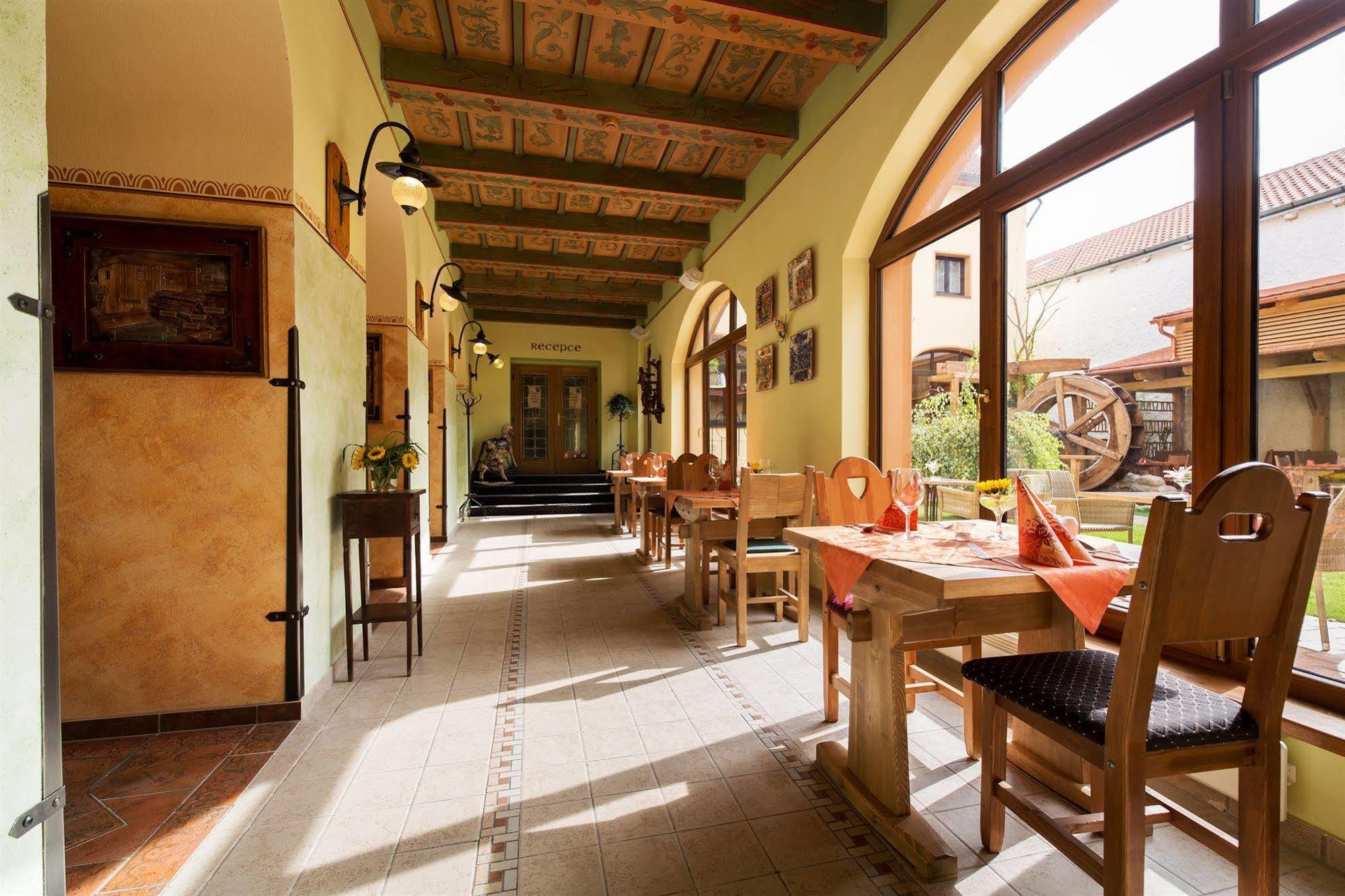 Hotel Selsky Dvur - Bohemian Village Courtyard Prague Restaurant photo