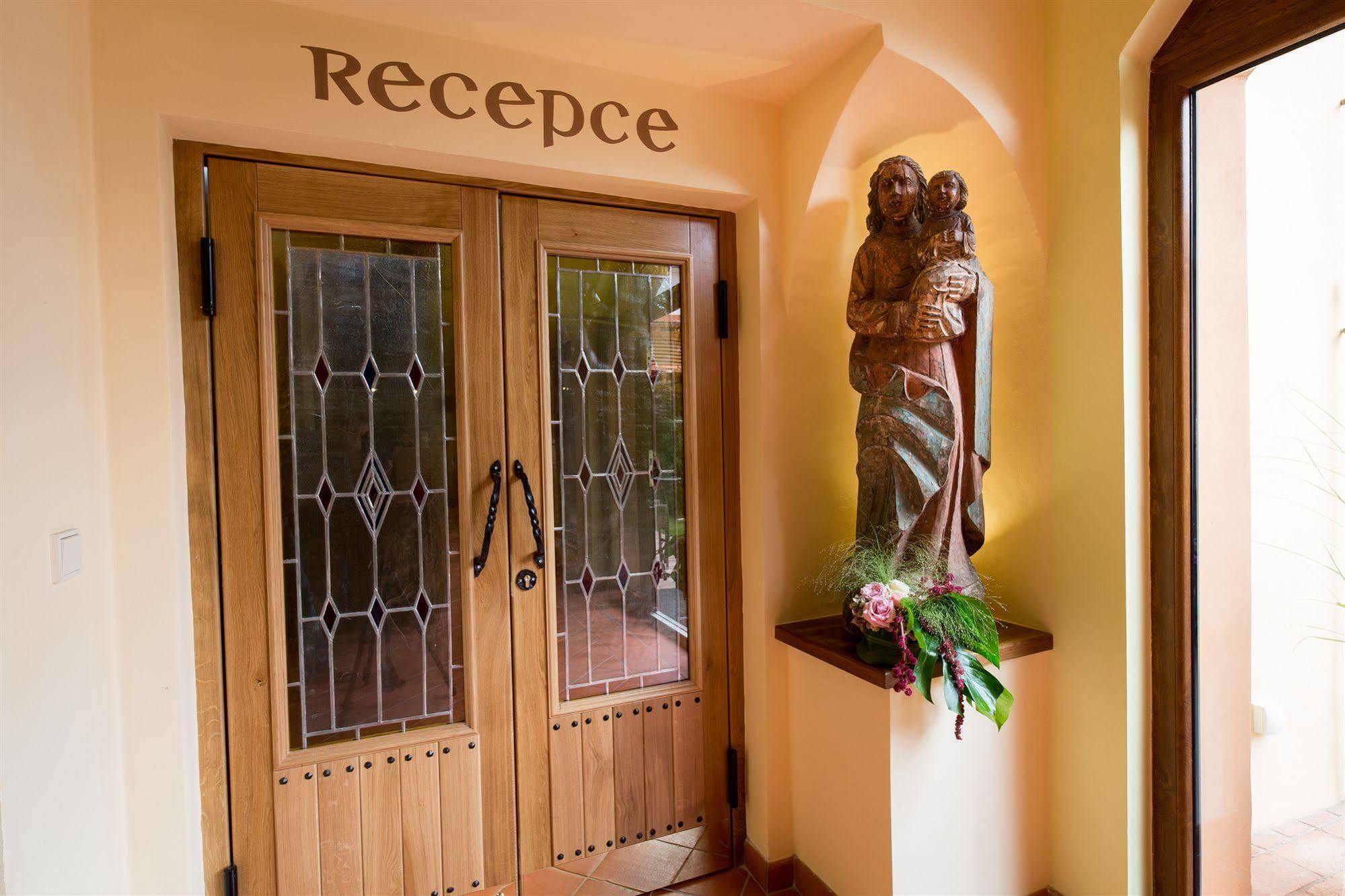 Hotel Selsky Dvur - Bohemian Village Courtyard Prague Exterior photo